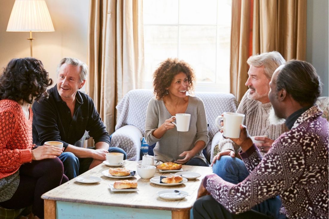 Anderen ontmoeten bij een koffiemiddag