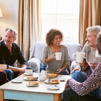 Anderen ontmoeten bij een koffiemiddag