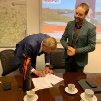 Ondertekening contract nieuwe directeur aan-z J.J. Provoost (links) en bestuursvoorzitter aan-z L. van de Voorde (rechts) 